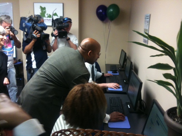 Mayor Michael Nutter logged on at the new computer center built for Philadelphia FIGHT, at 13th and Spruce streets.